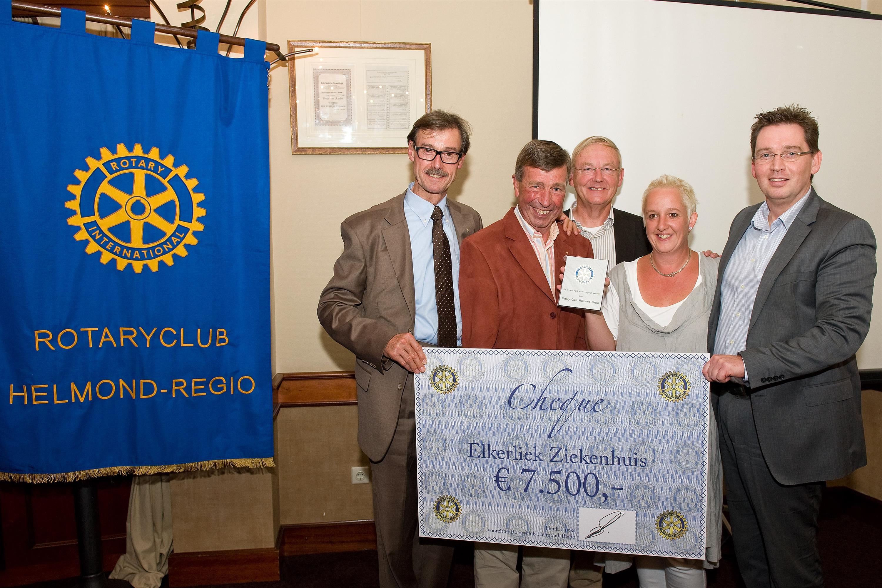 Overhandiging cheque Rotary